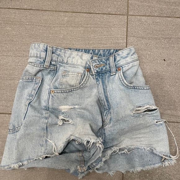 H&M Distressed Denim Shorts – Size 2, Light Wash - Picture 1 of 1